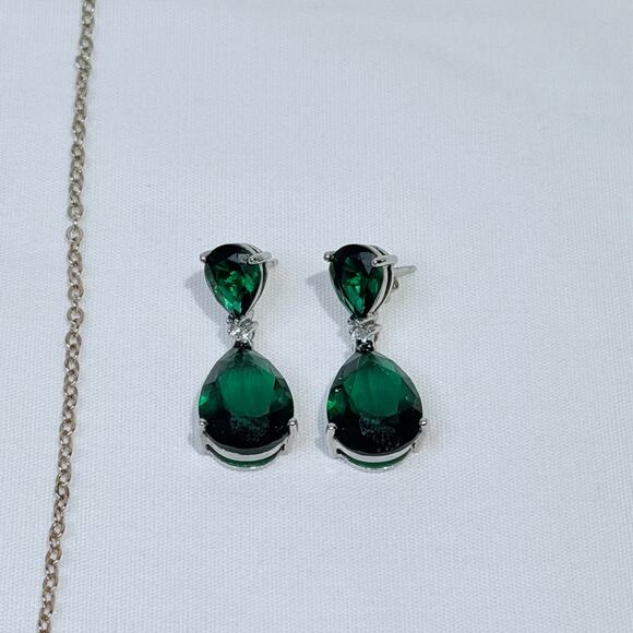 Emerald Teardrop Pear Shape Necklace Pendant, Earrings, Bracelet Set, Plated - Picture 4 of 10
